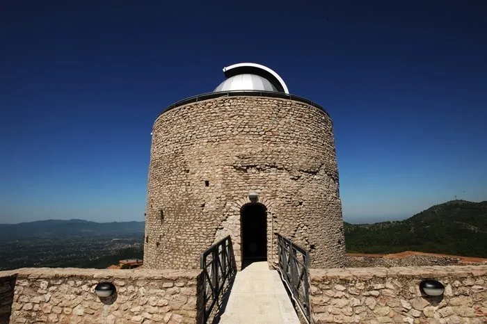 La magia di Rocca di Cave: natura, fossili e stelle